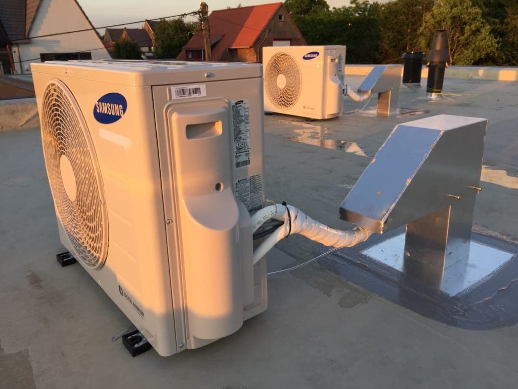 Airco-buitenunits geïnstalleerd op een plat dak