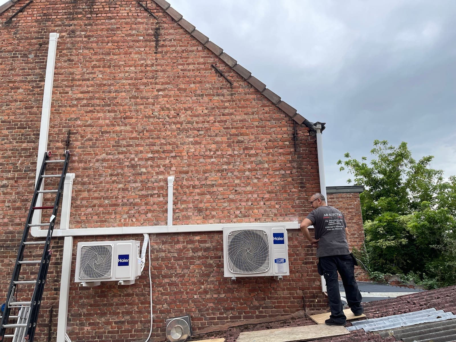 Ahmed van AB-Electro tijdens een airco-installatie